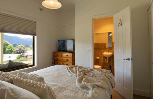 Mount Beauty House | Cosy Candlewick Cottage - A Mount Beauty Delight