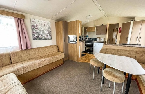 Felixstowe House | Cosy caravan with free WiFi at Felixstowe Beach Holiday Park ref 55008SW