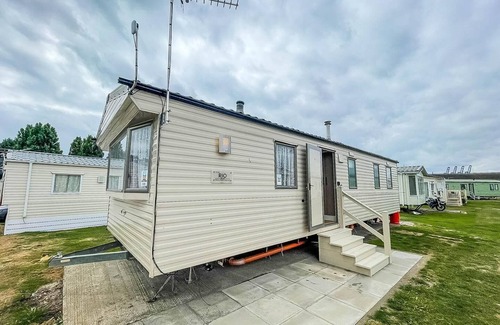 Felixstowe House | Cosy caravan with free WiFi at Felixstowe Beach Holiday Park ref 55008SW