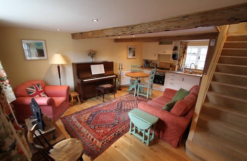 Holt Cottage | Cosy Carpenters Cottage in market town of Holt. Quiet & Secluded, parking, piano