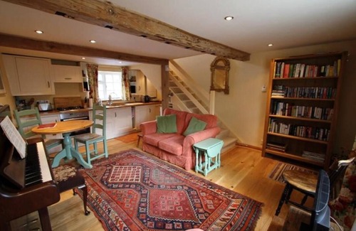 Holt Cottage | Cosy Carpenters Cottage in market town of Holt. Quiet & Secluded, parking, piano