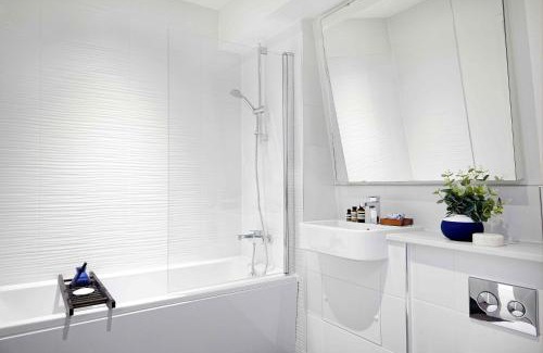 Bedford Apartment | Cosy Central Bedford Apt - Free Parking, Gym, Netflix & Sky