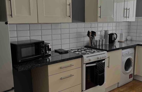 Warrington House | Cosy & Central w/Free Parking