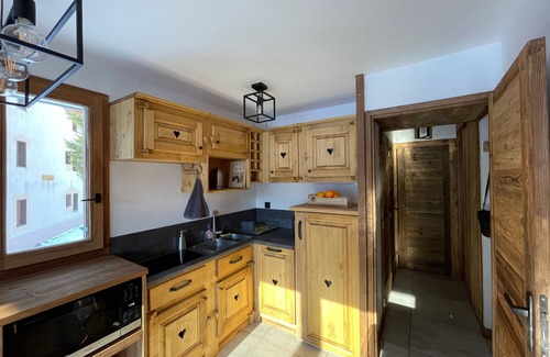 Pralognan-la-Vanoise Apartment | Cosy chalet-style apartment with pool at the foot of the slopes and panoramic vi