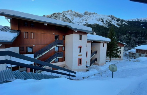 Pralognan-la-Vanoise Apartment | Cosy chalet-style apartment with pool at the foot of the slopes and panoramic vi