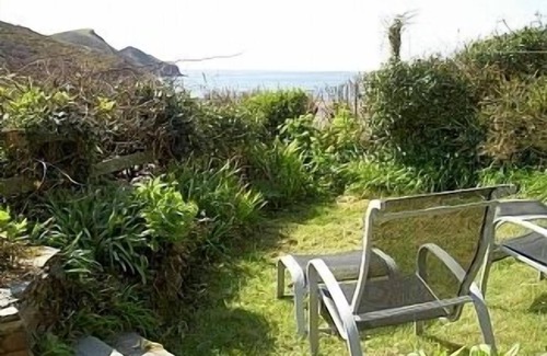 Crackington Haven Ski Chalet | Cosy Chalet With Sea Views, By The Beach