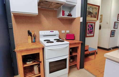 Port Lincoln House | Cosy & cheerful three bedroom cottage with sea views & wifi - pets welcome!