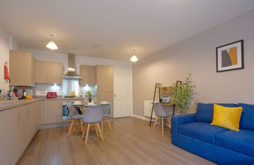 Milton Keynes Apartment | Cosy City Centre Balcony Free Parking Fast WiFi