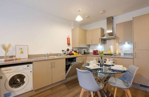 Milton Keynes Apartment | Cosy City Centre Balcony Free Parking Fast WiFi