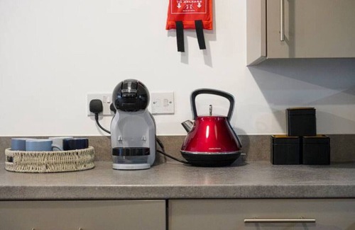 Milton Keynes Apartment | Cosy City Centre Balcony Free Parking Fast WiFi