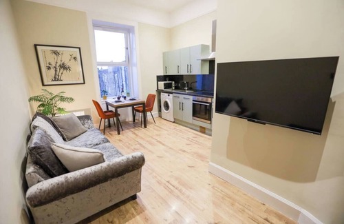 Tollcross Apartment | Cosy City Centre Gem
