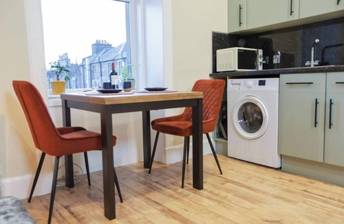 Tollcross Apartment | Cosy City Centre Gem