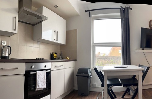 Larkhall Apartment | Cosy clean 1bed flat in the Heart of vibrant Clapham.