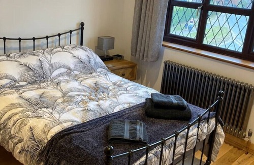Sea Palling Cottage | Cosy coastal retreat with hot tub and woodburner