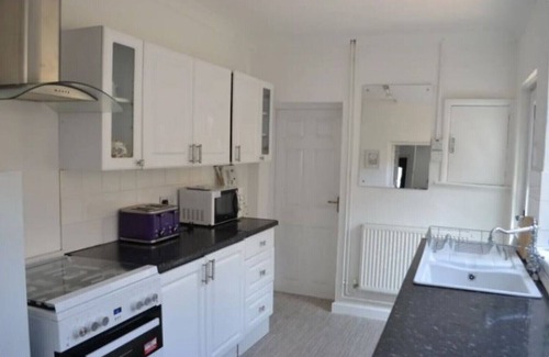 Llanelli House | Cosy & Comfortable Entire Holiday Home, Llanelli. Fully equipped & Dog friendly