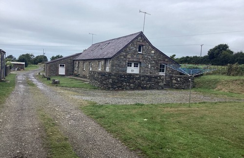 Newport Cottage | Cosy, comfortable, quiet location, close to Pembs coast path,