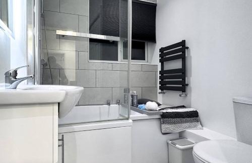 Enfield Highway Apartment | Cosy Contemporary Apartment - Brimsdown, Enfield