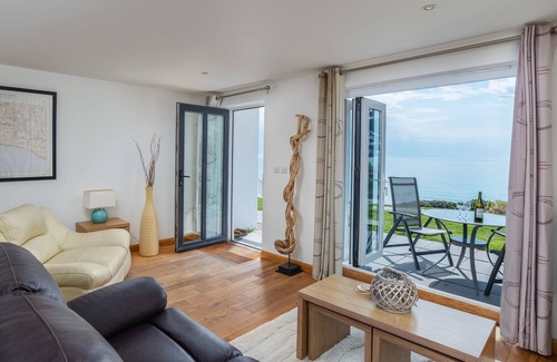 Seaton Apartment | Cosy Cornish Apartment with Incredible Sea Views