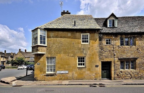Chipping Campden Apartment | Cosy Cotswold retreat with log burner