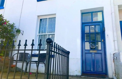 Dartmouth House | Cosy cottage close to the sea.