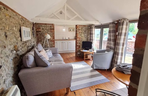 Holt Cottage | Cosy Cottage Daisy Lodge - Traditional and close to Holt + the coast