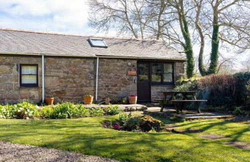 Castallack Apartment | Cosy cottage in the beautiful Lamorna Valley - walk to the pub & sea