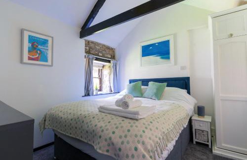 Castallack Apartment | Cosy cottage in the beautiful Lamorna Valley - walk to the pub & sea