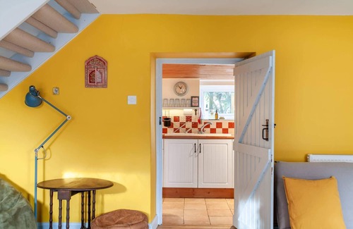 Bristol Floating Harbour House | Cosy Cottage nr The Cotswolds, Private Parking