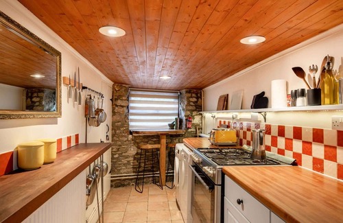 Bristol Floating Harbour House | Cosy Cottage nr The Cotswolds, Private Parking