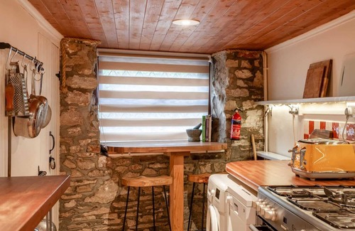 Bristol Floating Harbour House | Cosy Cottage nr The Cotswolds, Private Parking