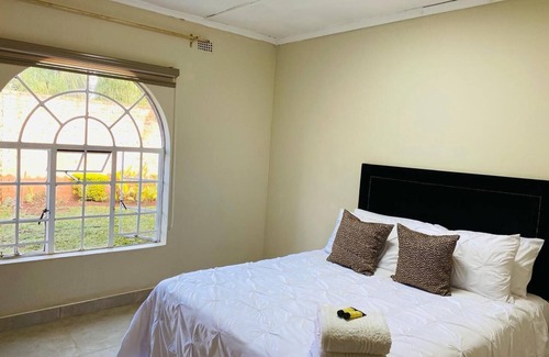 Harare East Cottage | Cosy Cottage Retreat with Garden, Hot Water & Solar Backup in Borrowdale Harare