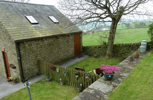 High Peak Apartment | Cosy,cottage style studio apartment with lovely countryside views.Pet friendly.