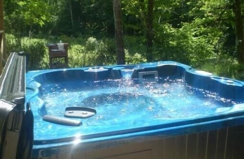 Saint-Gerons Ski Chalet | Cosy cottage with Jacuzzi, lake, fishing, hiking