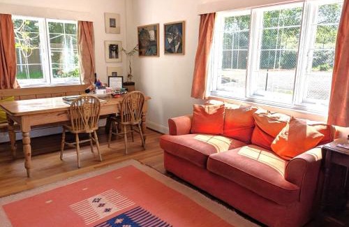 Ford House | Cosy Cottage with Large Garden I Semi Rural Retreat! Nearby Countryside, Beaches & Goodwood - Chichester Holiday Properties