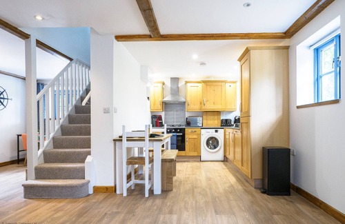 Falmouth Cottage | Cosy cottage with private hot tub, sleeps 4, nr Falmouth/Helford River