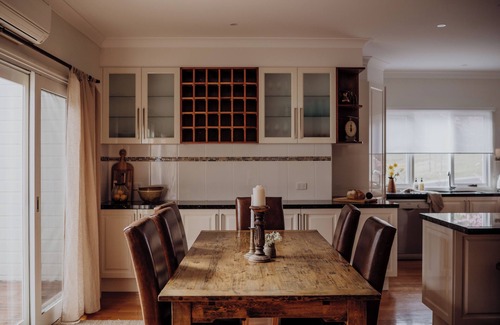 Marysville House | Cosy country cottage, sleeps 8, minutes to town, wood heater.