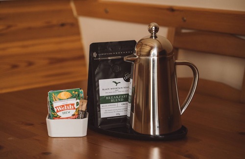 Builth Wells Cabin | Cosy En-suite Glamping Cabin Near Hay-on-Wye.