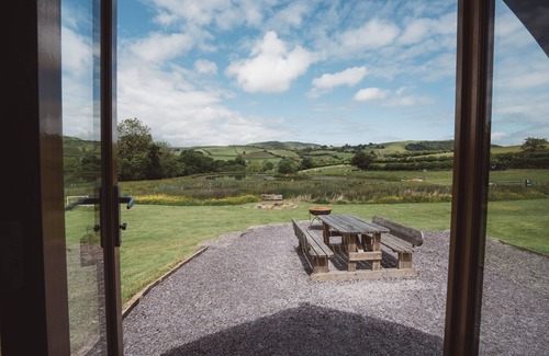 Builth Wells Cabin | Cosy En-suite Glamping Cabin Near Hay-on-Wye.