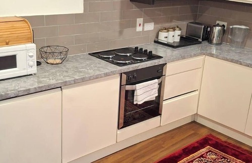 Lower Edmonton House | Cosy Entire House Open Kitchen 2 Bedroom for 5