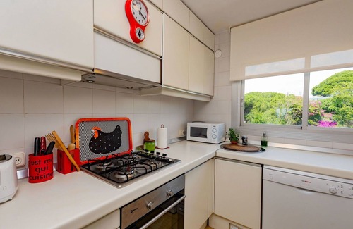 Sant Andreu de Llavaneres Apartment | Cosy apartment for 6 people with WIFI, pool, TV, balcony and parking
