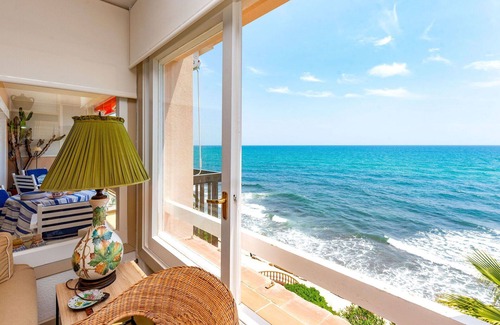 Sant Andreu de Llavaneres Apartment | Cosy apartment for 6 people with WIFI, pool, TV, balcony and parking