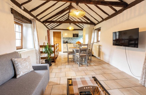 Saint-Andeol-de-Clerguemort House | Cosy gîte with view, jacuzzi & pool - heart of the Cévennes, hiking, relaxation.