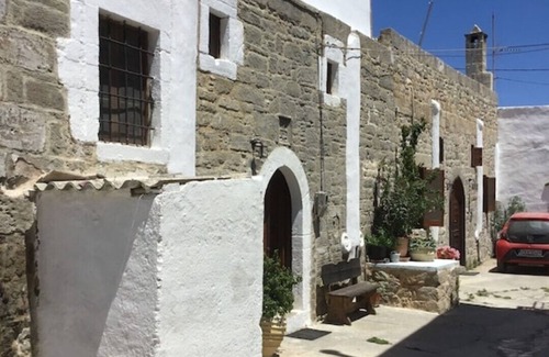 Archipolis House | Cosy Greek village house. 5 min drive to beach. Quiet and off the tourist trail.