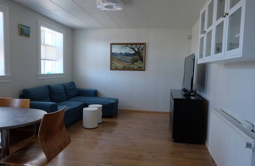 Vesturbær Apartment | Cosy Harbor Area Apt, Private Entrance. Newly Renovated. Free WiFi & Parking