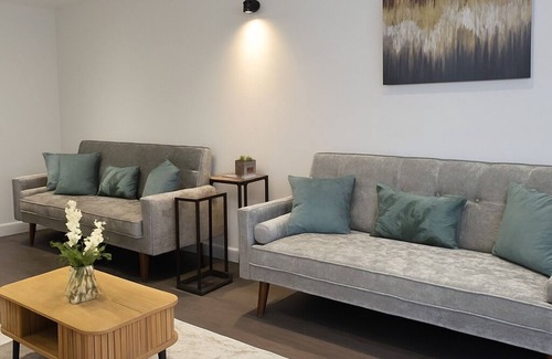 Swindon Apartment | Cosy High Street Retreat