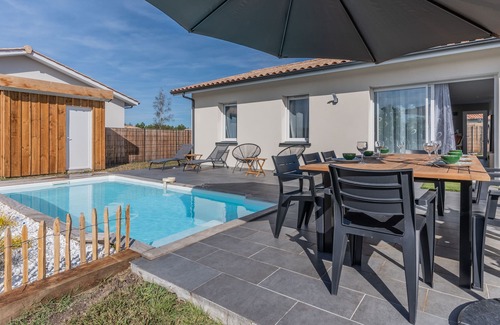 Mios House | Cosy Holiday Home 'Mios' with Private Pool, Terrace, Garden and Wi-Fi