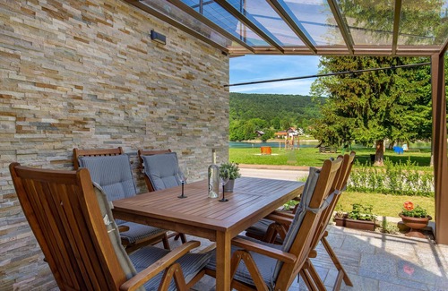 Ogulin House | Cosy holiday home right on the lake for a wonderful holiday.