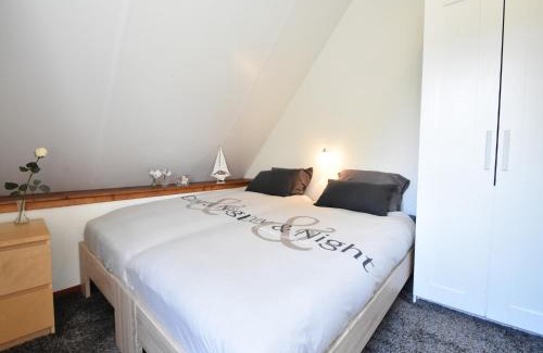 Zonnemaire House | Cosy holiday home with large garden, cleaning included