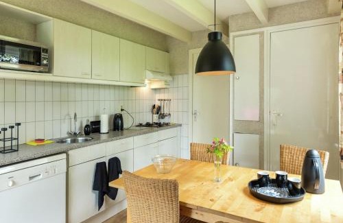 Zonnemaire House | Cosy holiday home with large garden, cleaning included