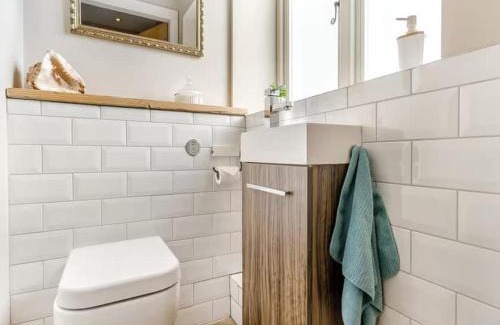 Marsh Lane House | Cosy Home from Home, Private Hot tub, Sunset Views